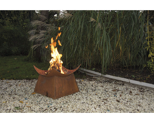 Metalen vuurplaats met vlammen in de tuin