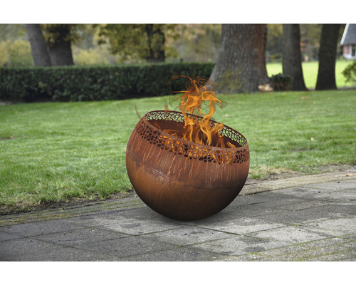 Stalen vuurplaats voor de tuin met vlammen