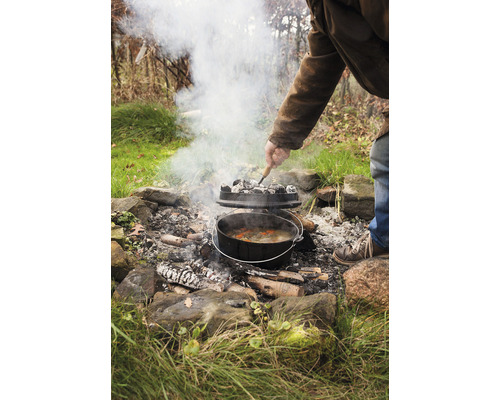 Buitenkoken met een Dutch Oven boven een open vuur.