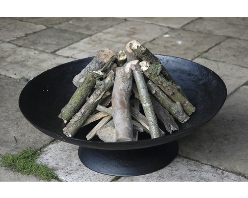 Vuurschaal van metaal met brandhout