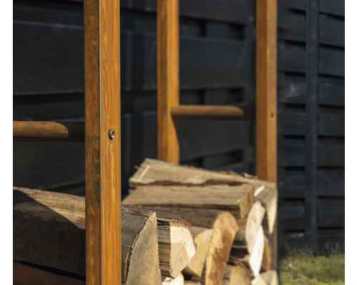 Detailopname van een houten rek met brandhout