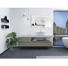 Lichte badkamer met wastafel, spiegel, bad en raam met uitzicht op de stad