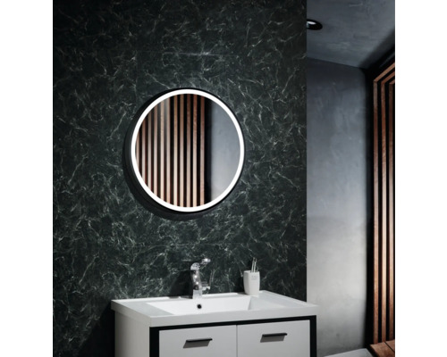 Badkamer met ronde spiegel, wastafel en kraan tegen een gemêleerde wand