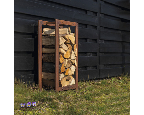 Houtrek gevuld met brandhout in de tuin