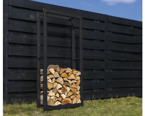 Metalen brandhoutrek met houtblokken voor een tuinafsluiting