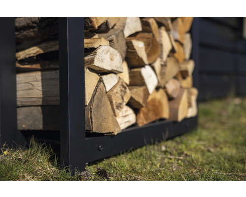 Metalen brandhoutrek gevuld met hout