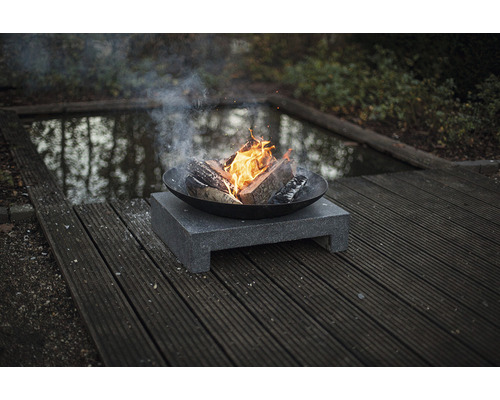 Vuurplaats met hout op een terras