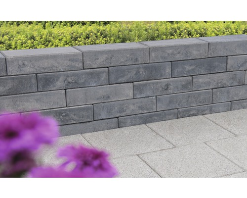 Grijs betonnen stenen muur en vloertegels in de tuin