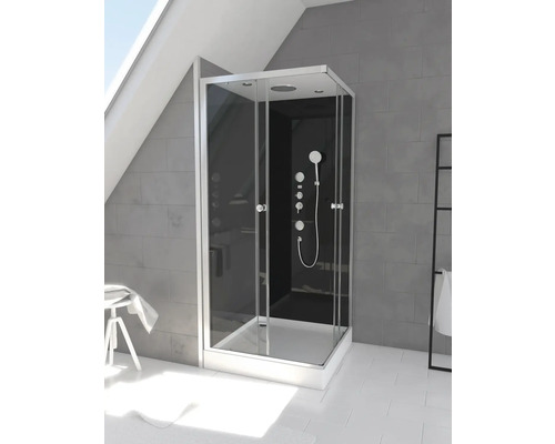 Moderne douchecabine met donkere glazen wanden en zilverkleurige frames in een heldere badkamer.