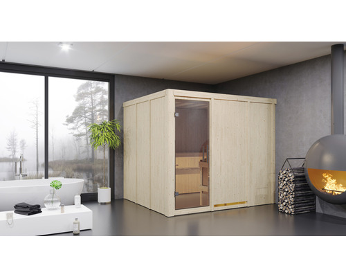 Lichte badkamer met houten sauna, vrijstaand bad en open haard