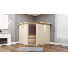 Houten hoeksauna met glazen deur in een woonkamer.
