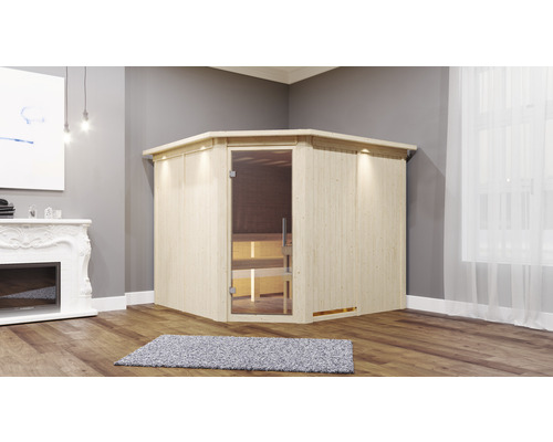 Houten hoeksauna met glazen deur in een woonkamer.