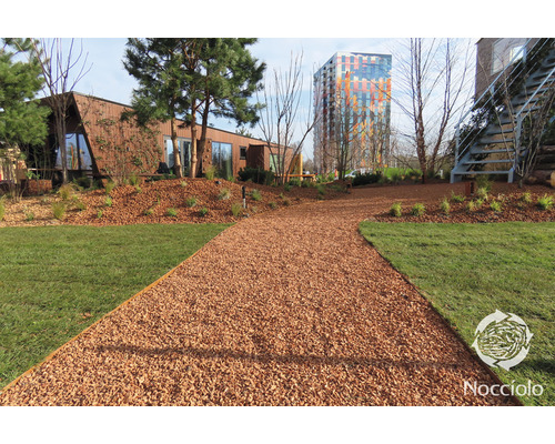 Buitenkant met tuinpad van houtsnippers en het Nocciolo logo