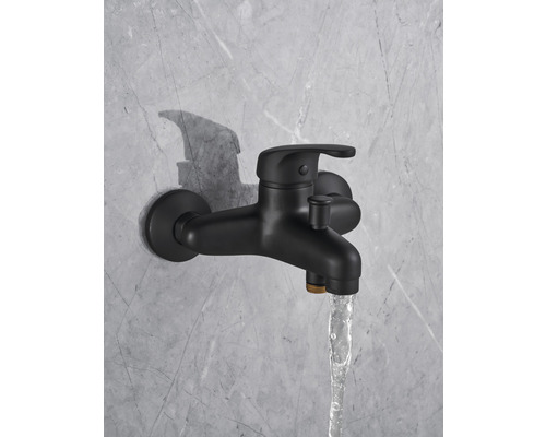 Wandkraan voor de douche met waterstraal