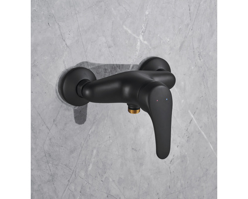 Zwarte ééngreeps douchekraan voor wandmontage.
