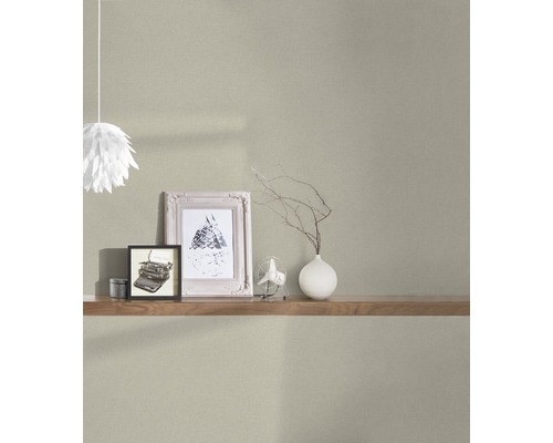 Wanddecoratie met behang, planken en decoratieve objecten voor een stijlvol interieur.