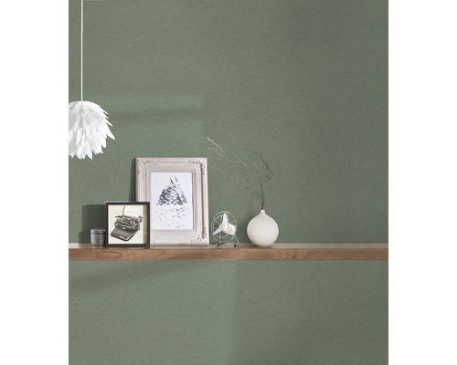Woonkamer met patroonbehang, wandplank, decoratie en lamp