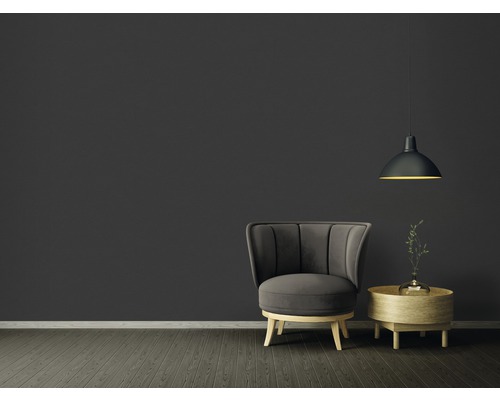 Woonkamer met fauteuil, bijzettafel en hanglamp