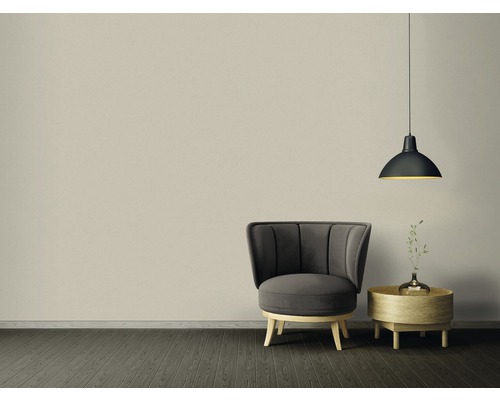 Kamer met fauteuil, bijzettafel en hanglamp