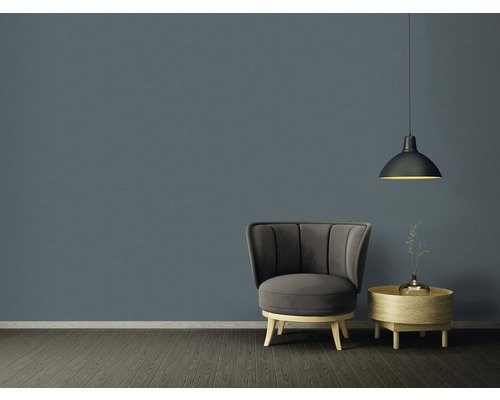 Woonkamer met fauteuil, tafel en hanglamp