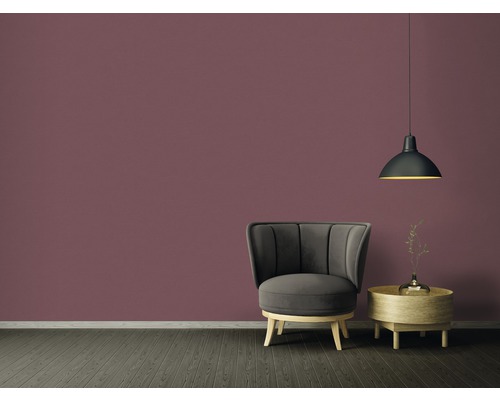 Kamer met fauteuil, bijzettafel en hanglamp