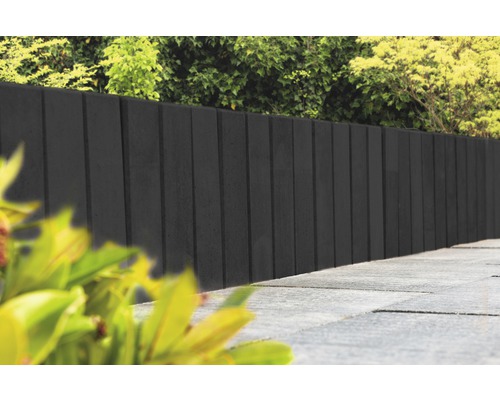 DIEPHAUS Palissade iMount Modern basalt 80x12,5x12,5 cm Tuinaanzicht met betonnen schutting