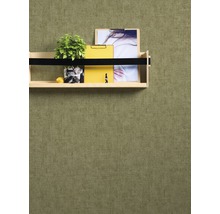 Houten wandplank met decoratie aan een gestructureerde muur