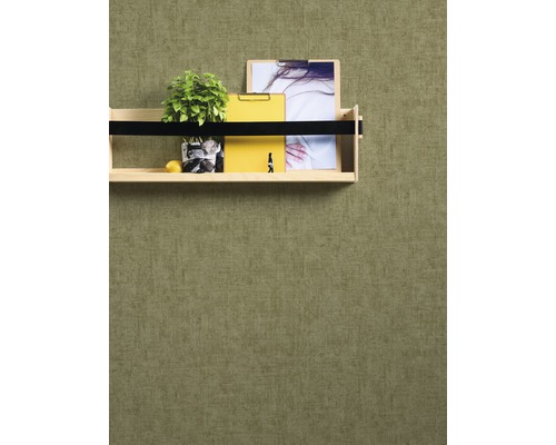 Houten wandplank met decoratie aan een gestructureerde muur