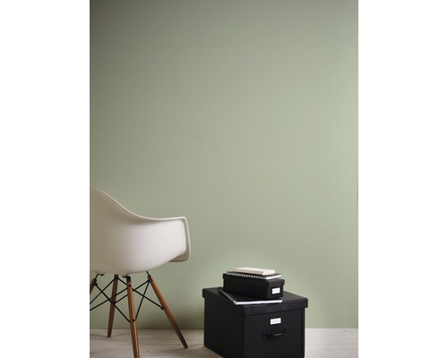 Woonkamer met een muur, een stoel en opbergdozen