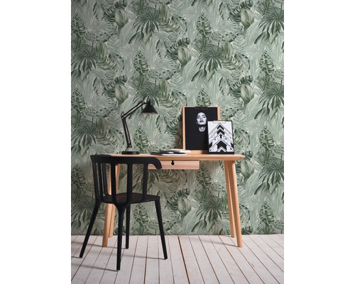 Werkkamer met bureau, stoel, bureaulamp en tropisch bladbehang