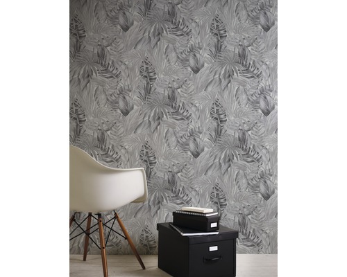 Kamer met tropisch bladerenbehang, stoel en opbergdozen