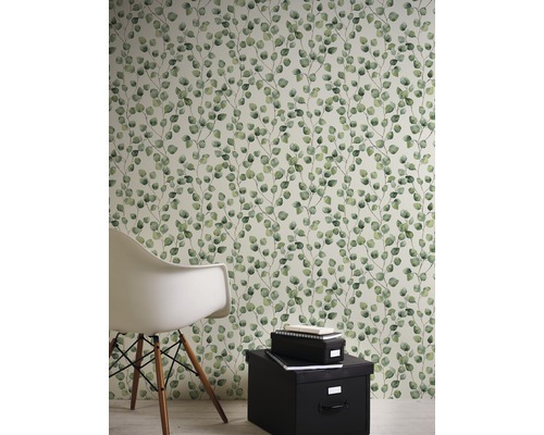 Kameroverzicht met eucalyptusbehang, stoel en opbergdozen