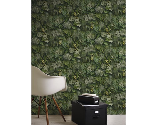 Woonkamer met jungle-behang met bladeren, stoel en opbergdozen