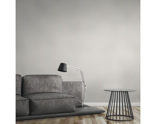 Woonkamer met modulaire bank, vloerlamp en bijzettafel