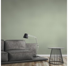 Woonkamer met bank, vloerlamp en tafel