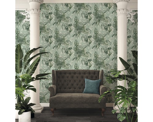 Scene met een bank en een muur met bladpatroonbehang