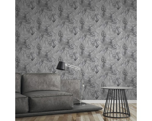 Woonkamer met grijs bladerbehang, bank en staande lamp