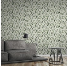 Woonkamer met behang met eucalyptuspatroon, bank en bijzettafel