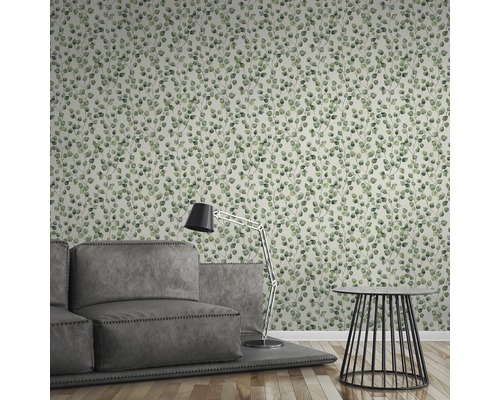 Woonkamer met behang met eucalyptuspatroon, bank en bijzettafel