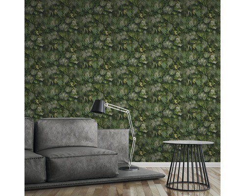 Woonkamer met groen bladbehang, bank en lamp