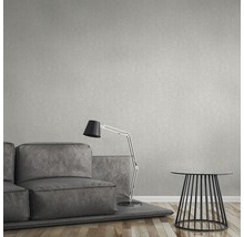 Woonkamer met bank, lamp en bijzettafel