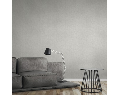 Woonkamer met bank, lamp en bijzettafel
