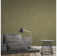 Woonkamer met behang, bank, vloerlamp en bijzettafel