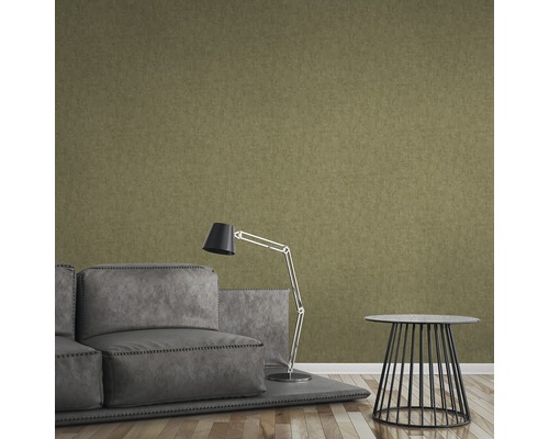 Woonkamer met behang, bank, vloerlamp en bijzettafel
