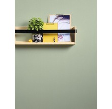 Houten wandplank met decoratie aan de muur