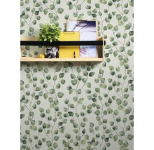 Muur met eucalyptusbehang en houten plank