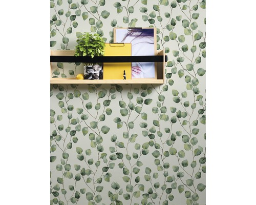 Muur met eucalyptusbehang en houten plank