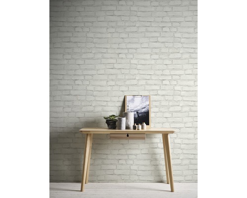 Lichte werkkamer met houten tafel en decoratief bakstenen muurbehang