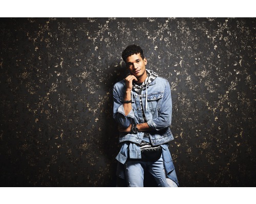 Decoratieve muur met bloemmotief in goud