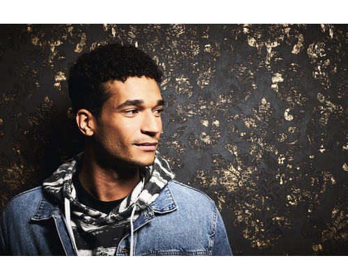 Portret van een man voor een decoratieve wand